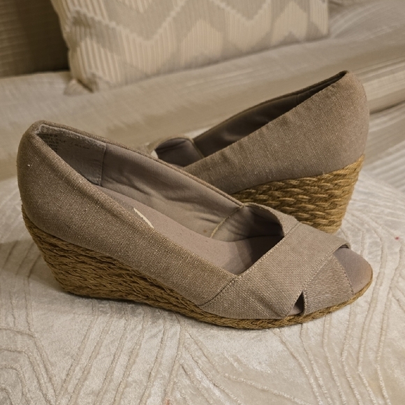 Chaps Taupe Wedge Sandals - Picture 12 of 13
